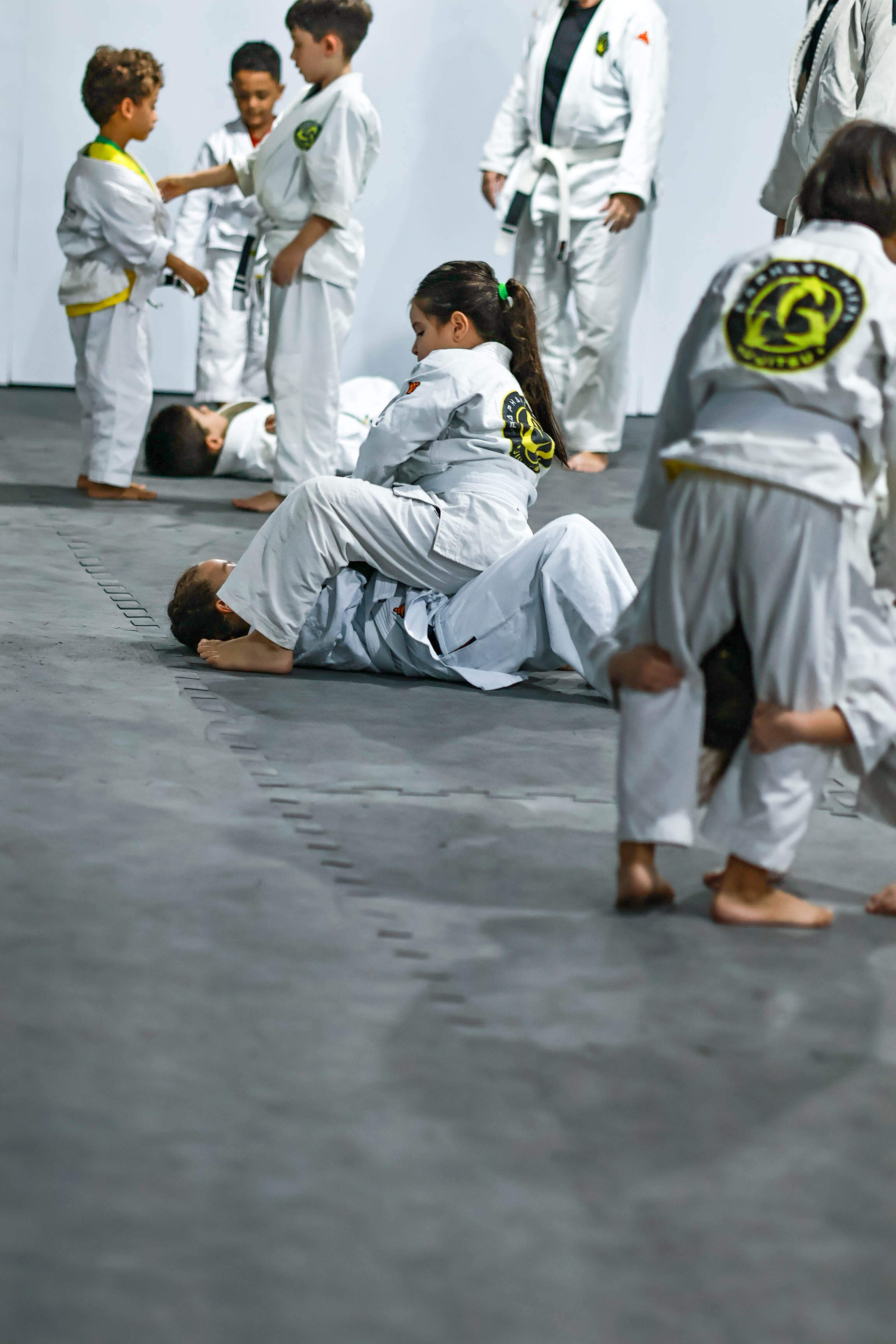 Os pequenos treinando para o tatame e a vida