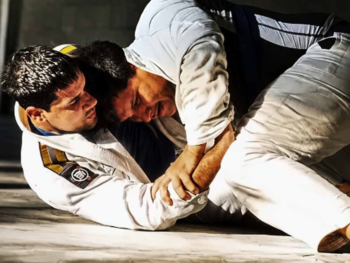 Dois praticantes em treino de pegada, em close