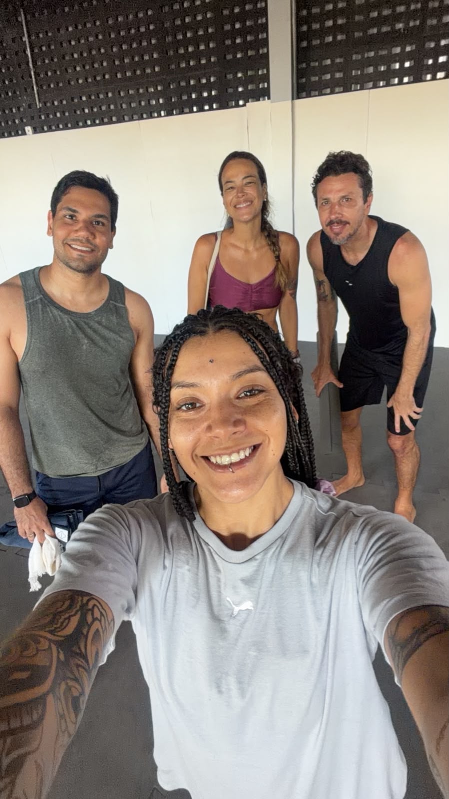 Foto no final da prática com sorriso no rosto.